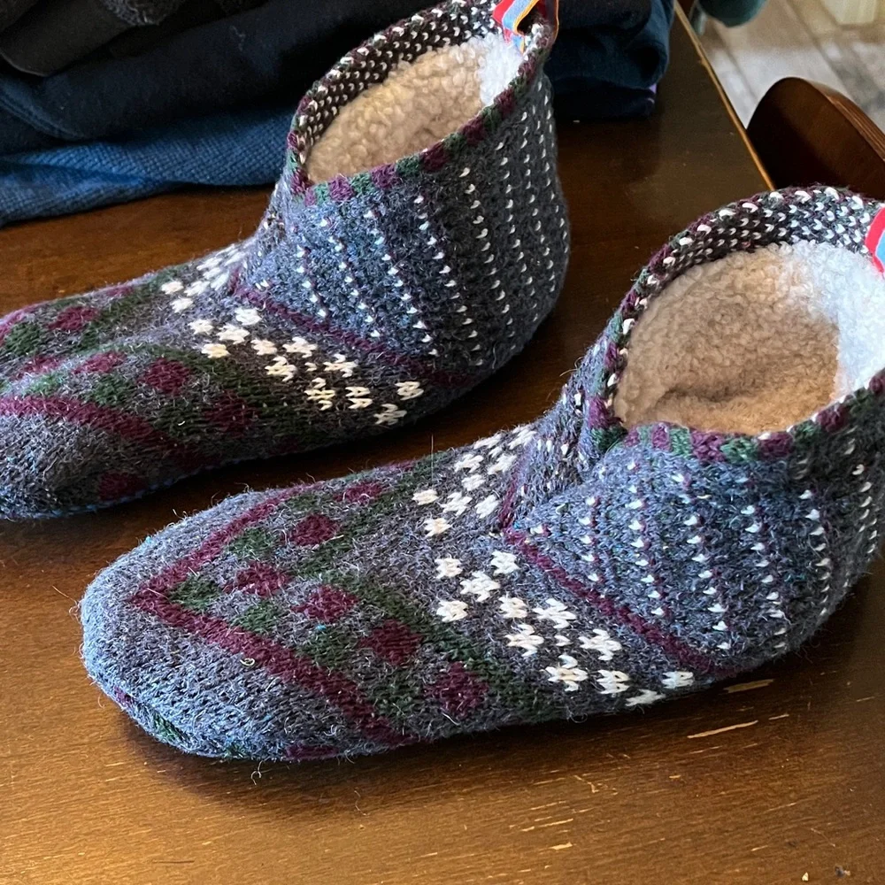 Bombas Gray Knit Cozy Slippers with Patterned Accents - Picture 4 of 4